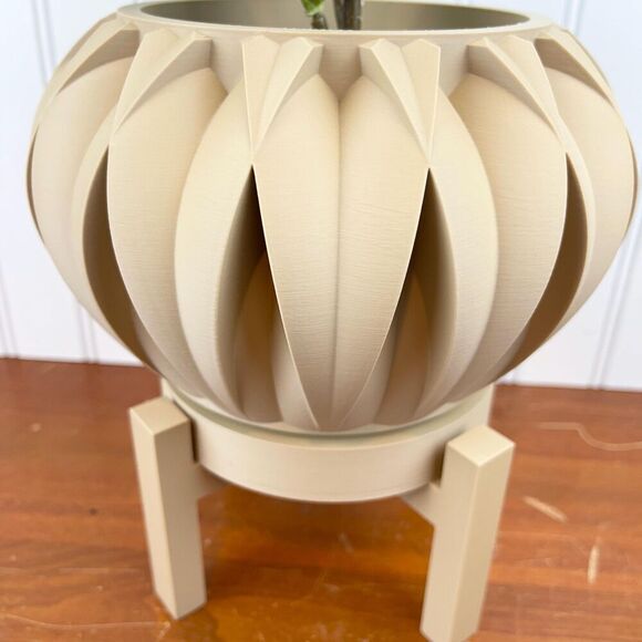 Halden Planter Pot, Indoor Planter w/ Drainage Hole and Drip Tray - Picture 2 of 9